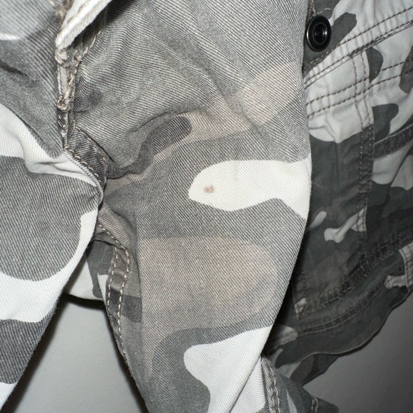 Men’s Camouflage Levis Cargo Shorts - Picture 4 of 4